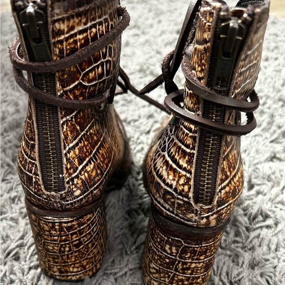 FREEBIRD Joyce, Animal Print Booties. Size 7 - Picture 9 of 14